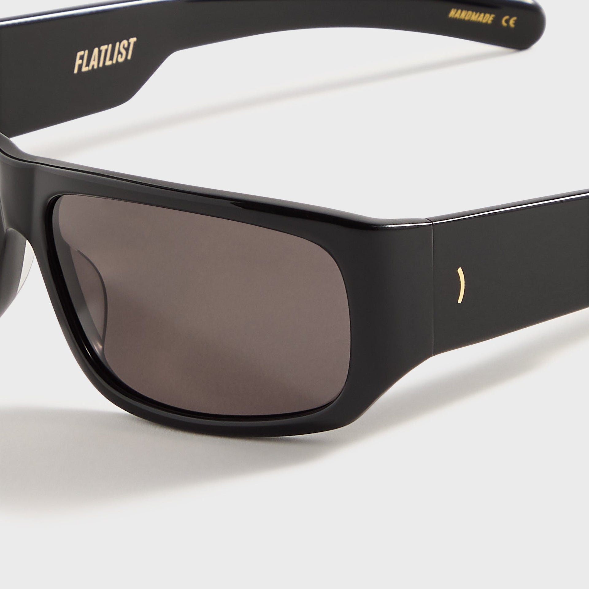 Flatlist April in Solid Black / Solid Black Lens