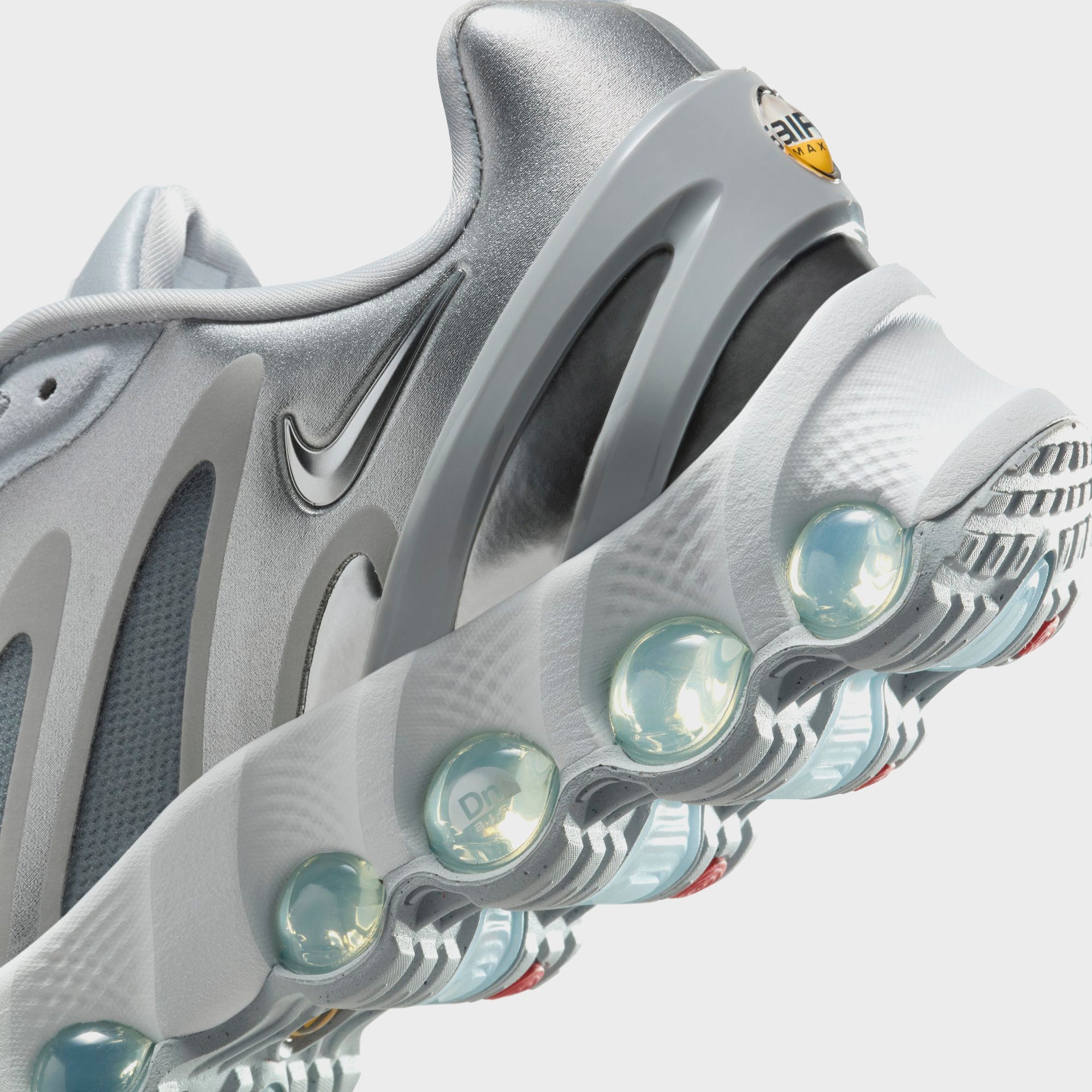 Nike WMNS Air Max Dn8 - Wolf Grey / Off-White / Metallic Silver