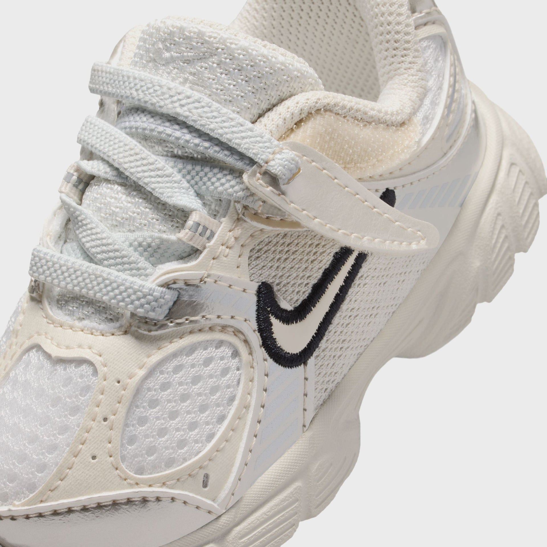 Nike TD V5 Rnr - Summit White / Light Orewood Brown / Sail / Black
