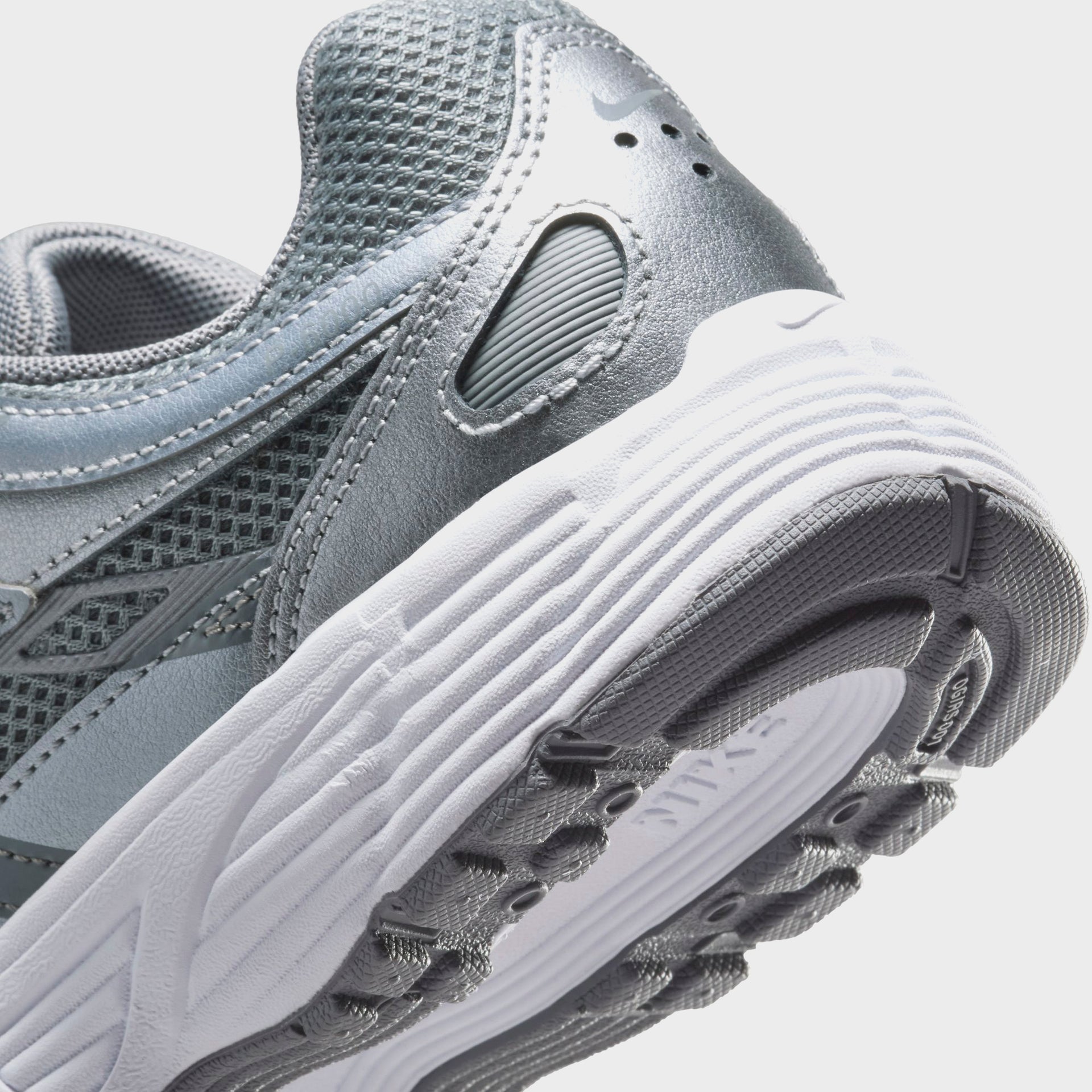 Nike GS P-6000 - Metallic / Cool Grey / White