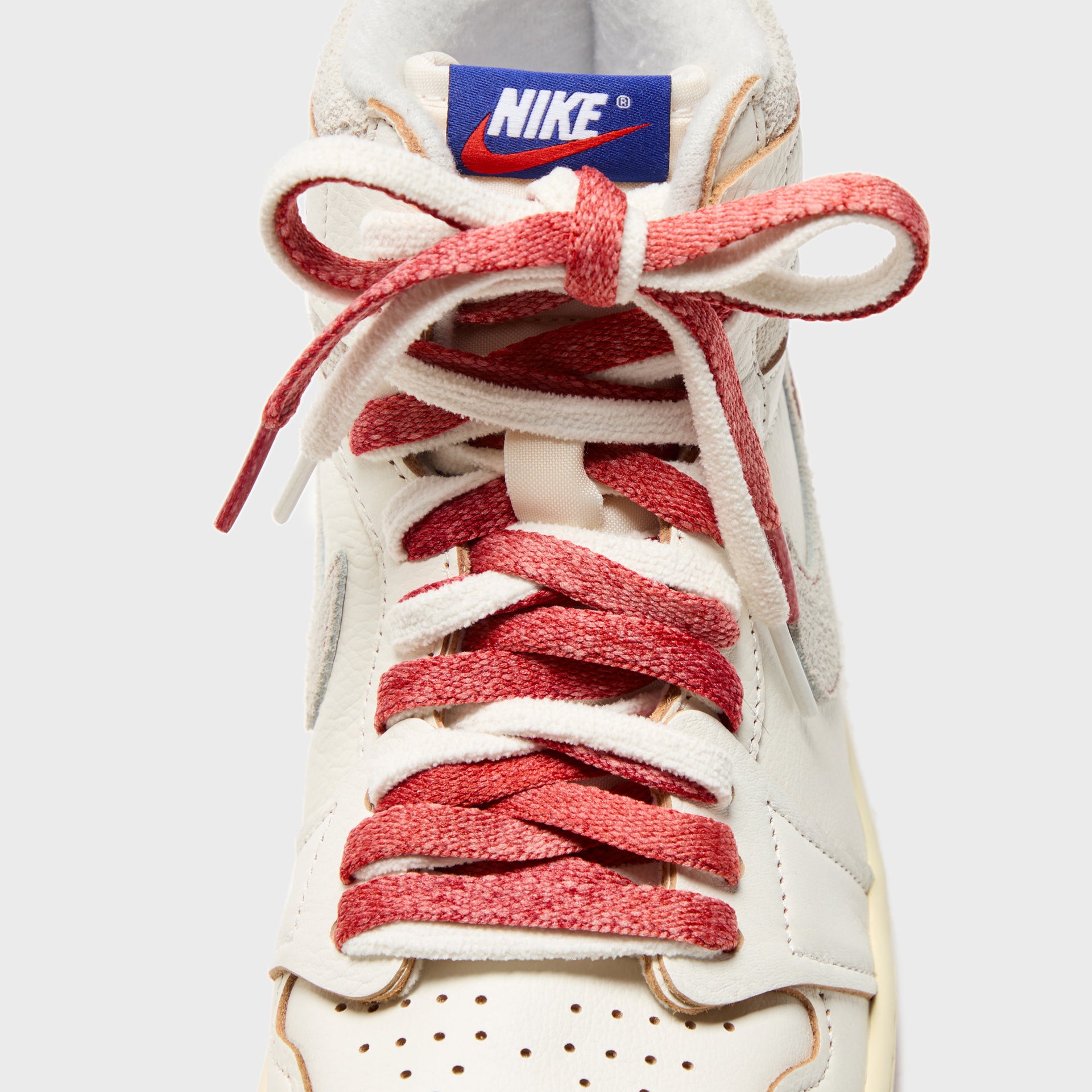 Jordan WMNS Air Jordan 1 Retro High OG - Sail / Cinnabar / Light Bone