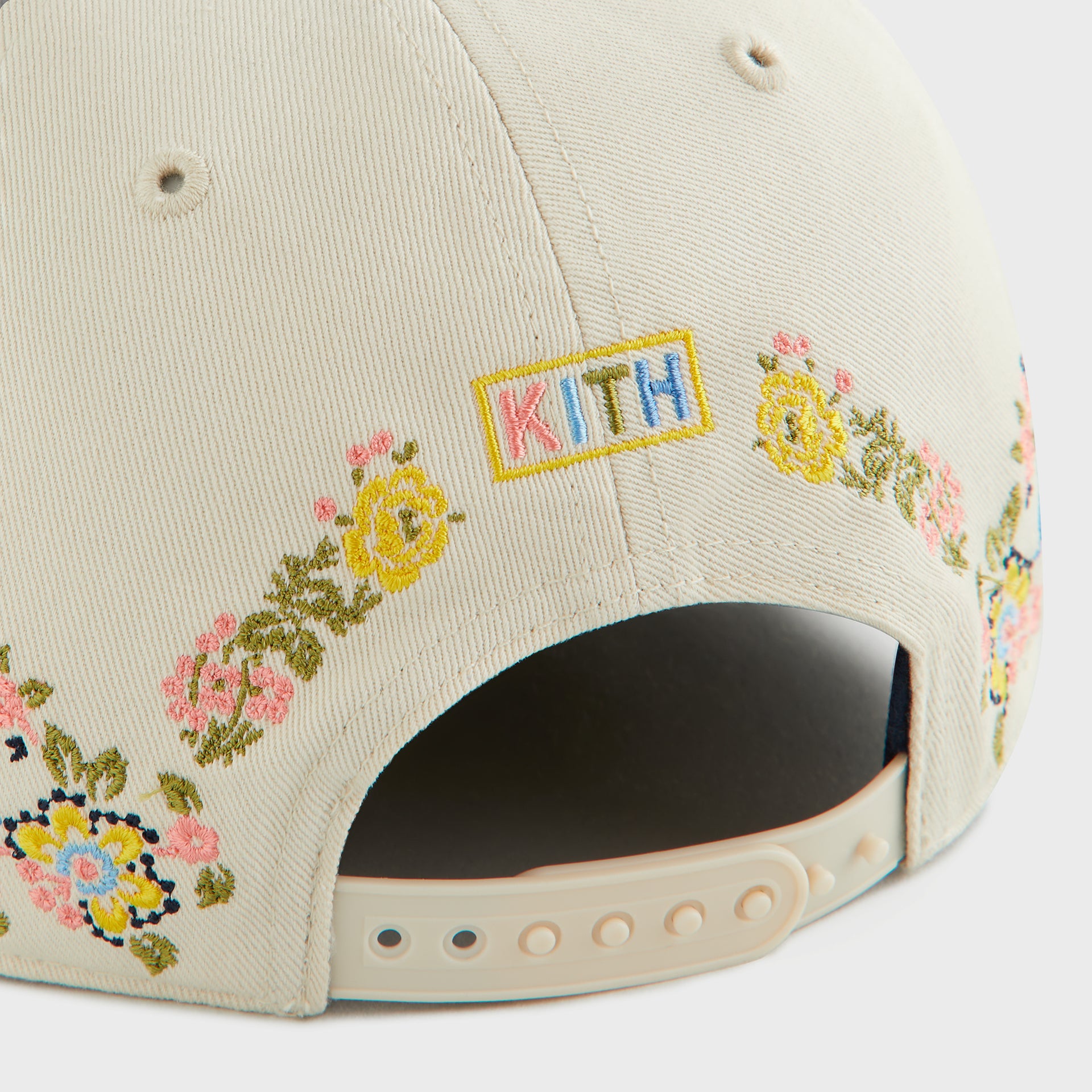 Kith Kids for the New York Yankees Floral Hitch Snapback in Sandrift