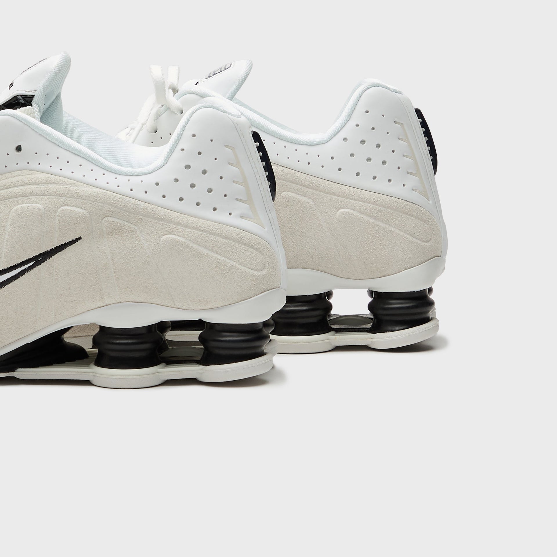 Nike WMNS Shox R4 - Summit White / Black / Light Orewood Brown