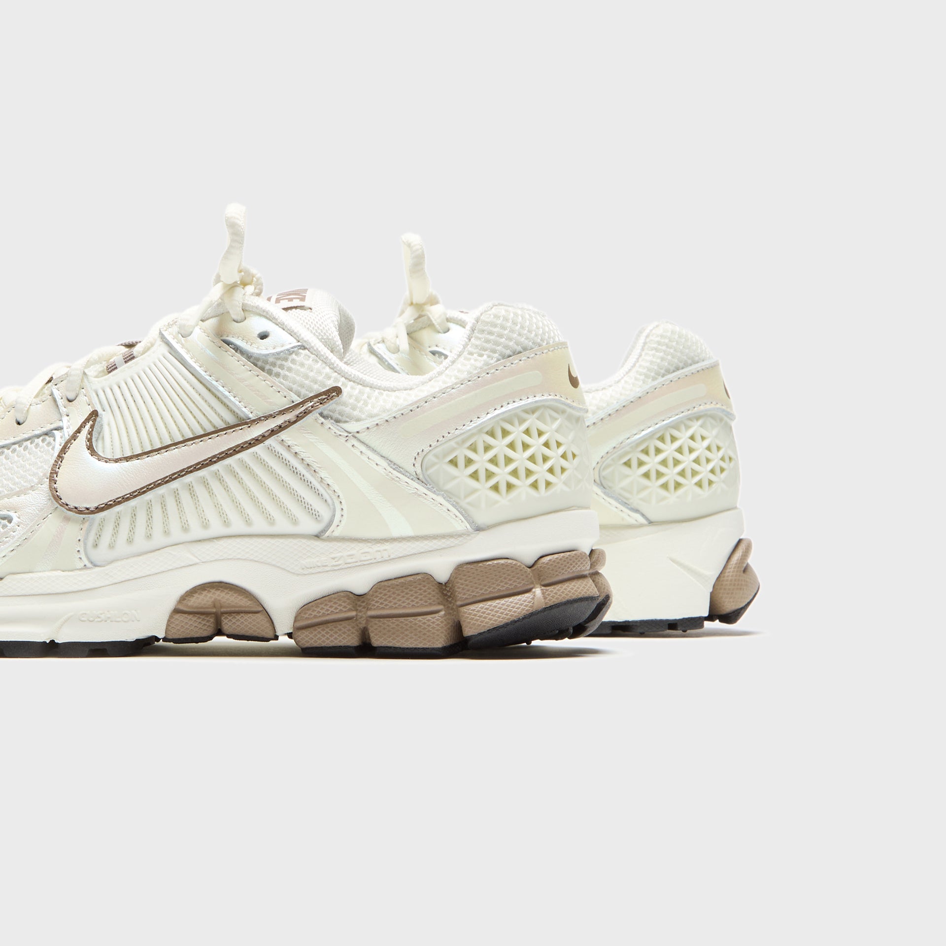 Nike WMNS Zoom Vomero 5 - Sail / Mink Brown / Black