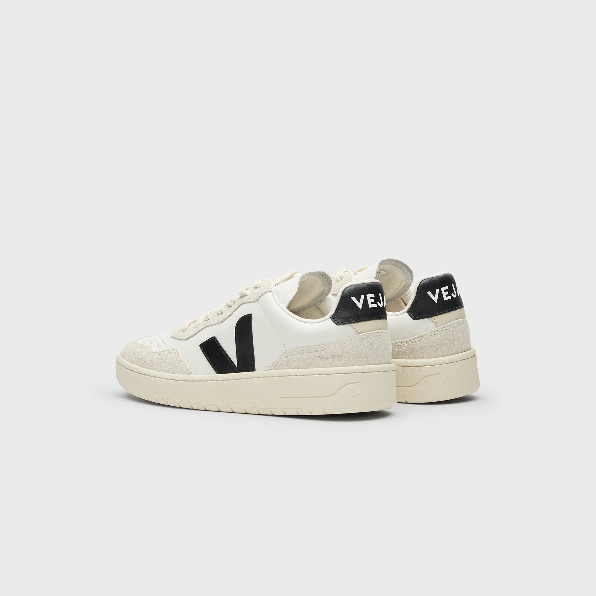 Veja V-90 - White / Black