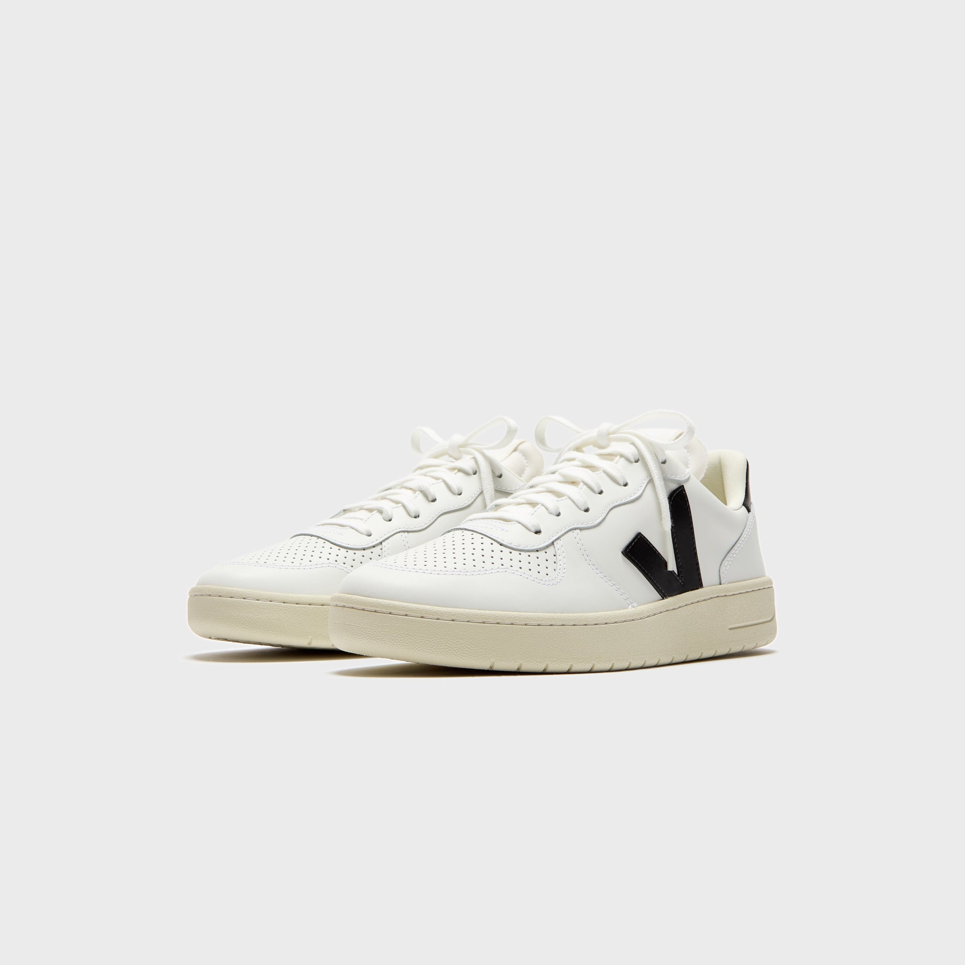 Veja V-10 - Extra White / Black