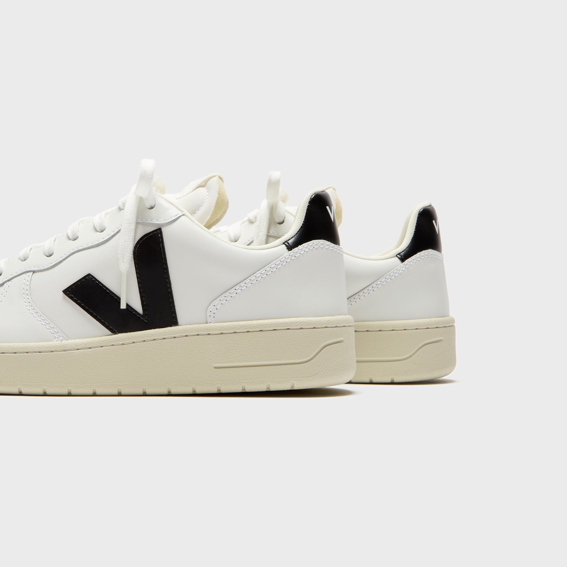 Veja V-10 - Extra White / Black
