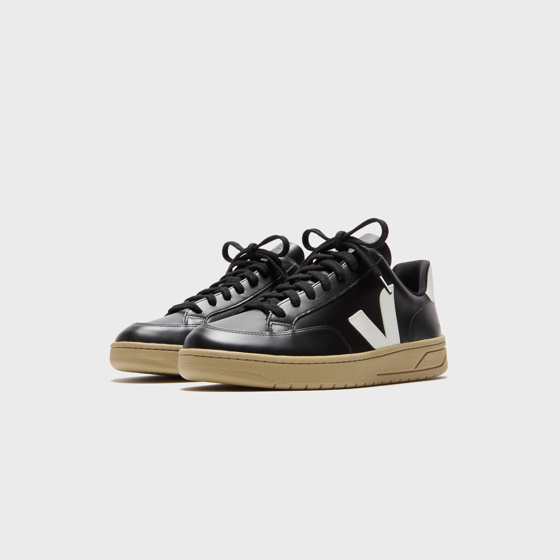 Veja V-12 - Extra Black / White Dune